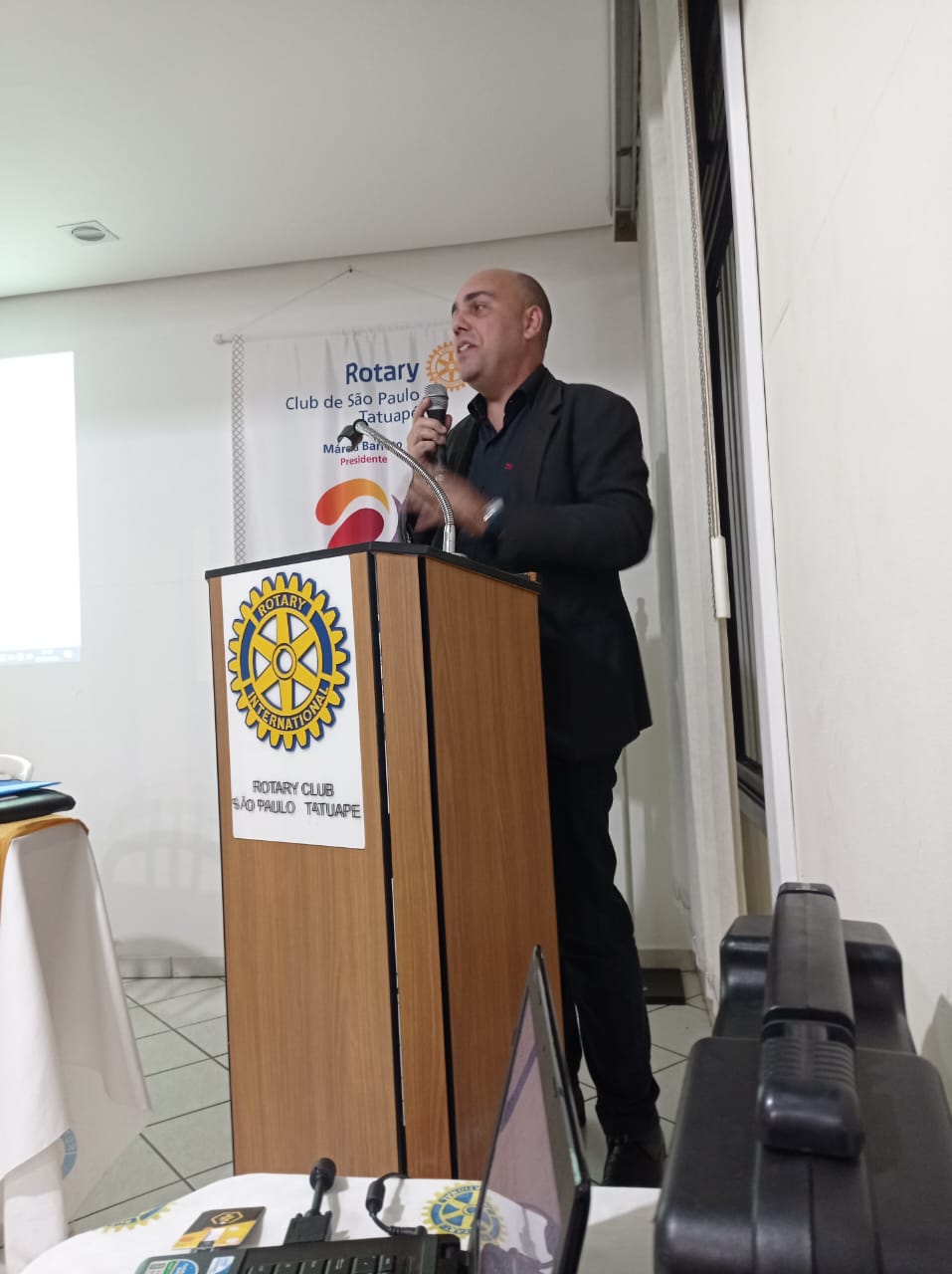 Participantes acompanhando uma palestra conduzida por Rodmar